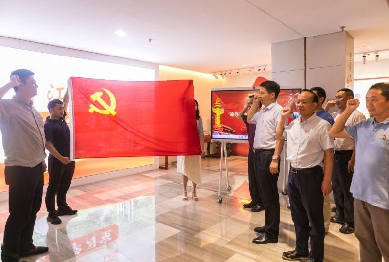 省科技厅办公室、资配处、农村处、星火办、档案馆党支部联合开展“追寻领袖足迹