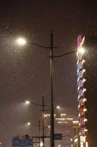 每天3分钟 尽览天下事(下雪了<strong></p>
<p>国王期货</strong>!郑州启动道路结冰Ⅳ级应急响应/这事千万不能干!郑州28人被刑拘/马航MH17坠机案调查工作暂停)