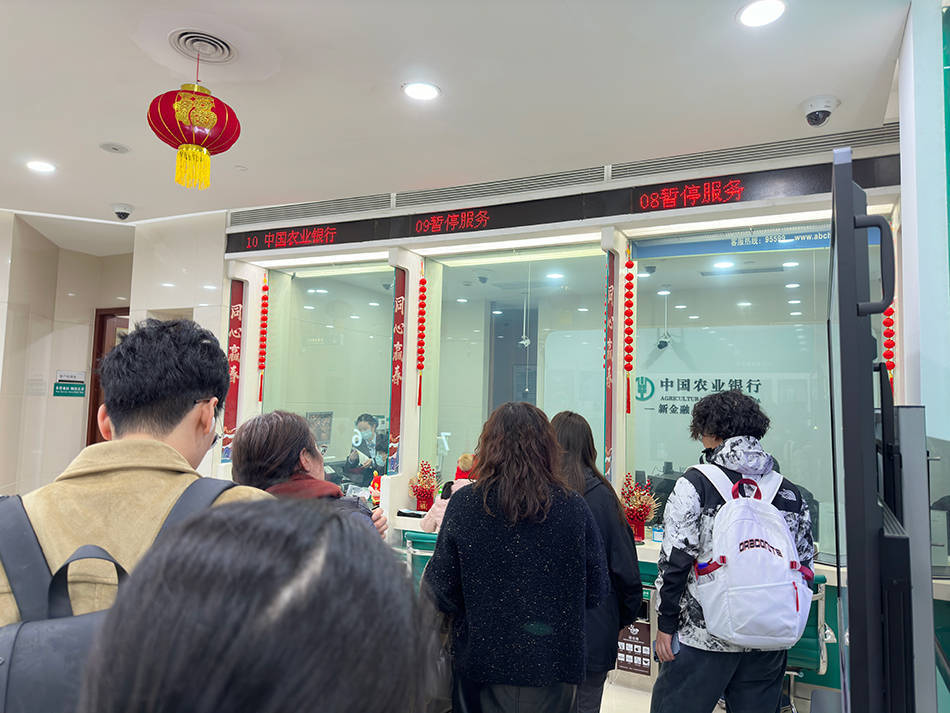 龙年纪念币钞预约难兑换也不易！记者排队一个多小时完成兑换