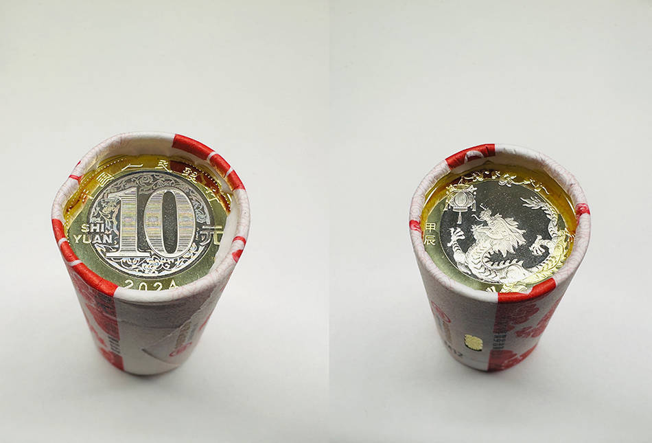 龙年纪念币钞预约难兑换也不易<strong></p>
<p>映币兑换</strong>!记者排队一个多小时完成兑换