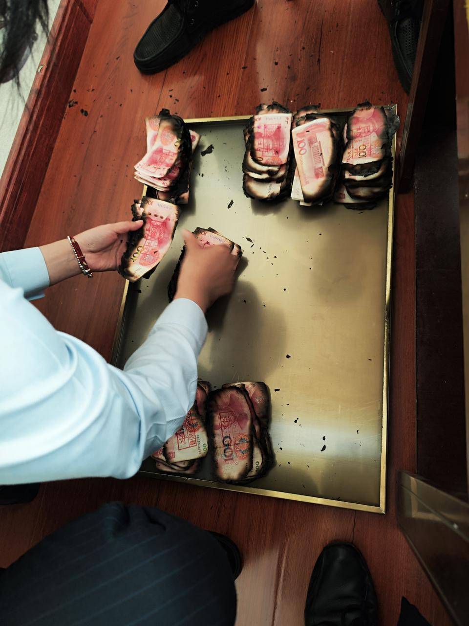 建行滨州西城支行:为客户兑换十余万元“火烧币”