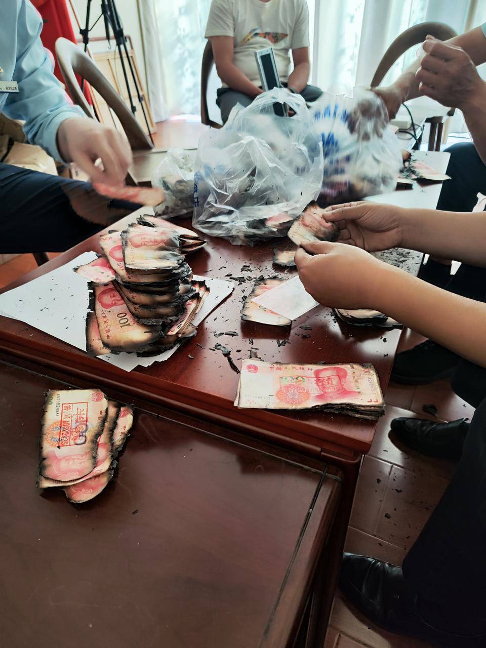 建行滨州西城支行:为客户兑换十余万元“火烧币”