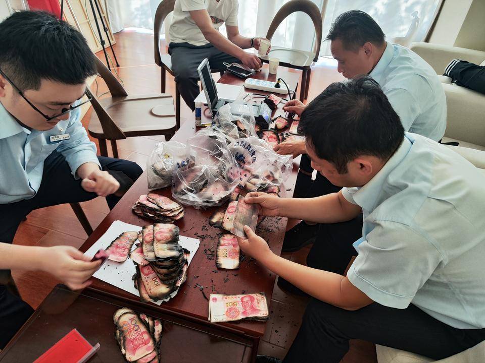 建行滨州西城支行:为客户兑换十余万元“火烧币”