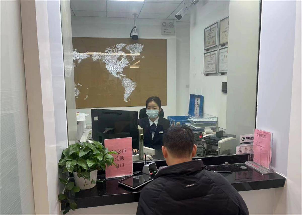 京剧艺术普通纪念币开启兑换<strong></p>
<p>映币兑换</strong>,市民热情高涨