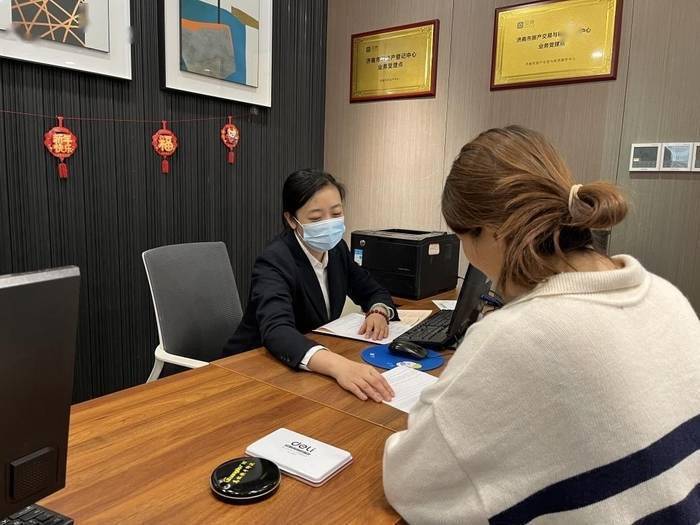 延伸服务到一线<strong></p>
<p>债券交易场所</strong>,济南在中介场所设立房产交易“一站式”服务点