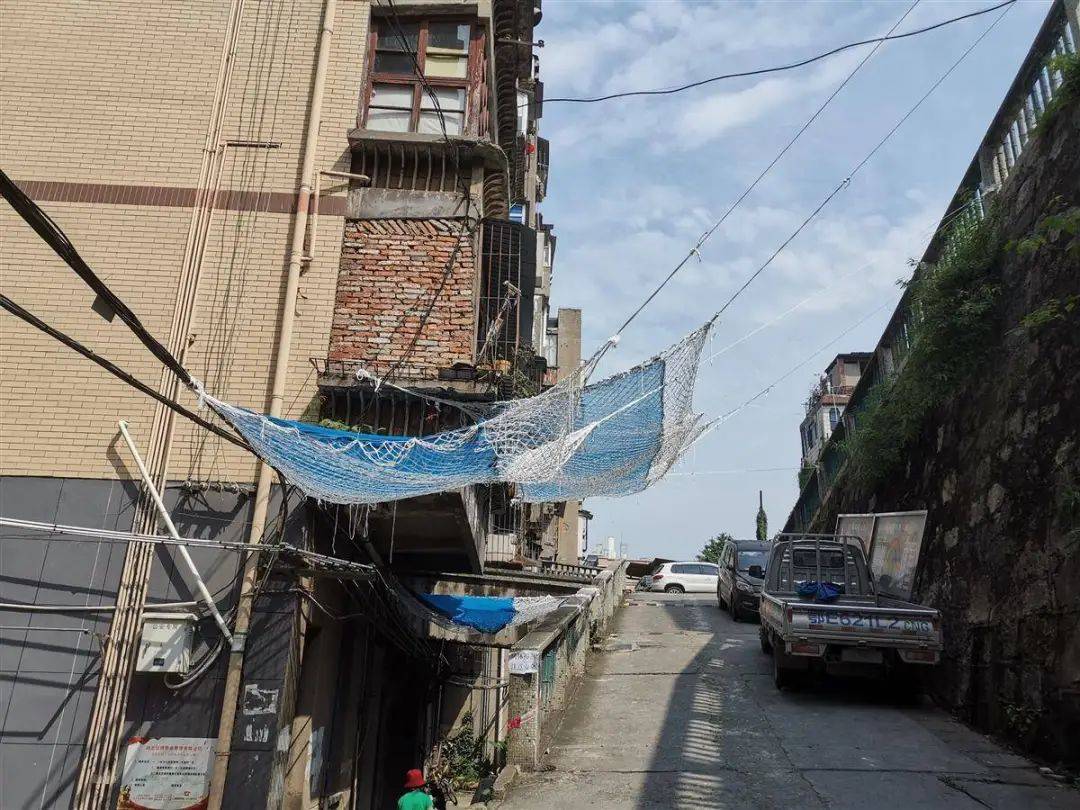 不得已!居民楼外<strong></p>
<p>满币网</strong>,挂满防护网…