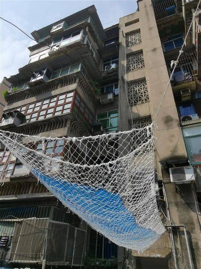 不得已!居民楼外<strong></p>
<p>满币网</strong>,挂满防护网…