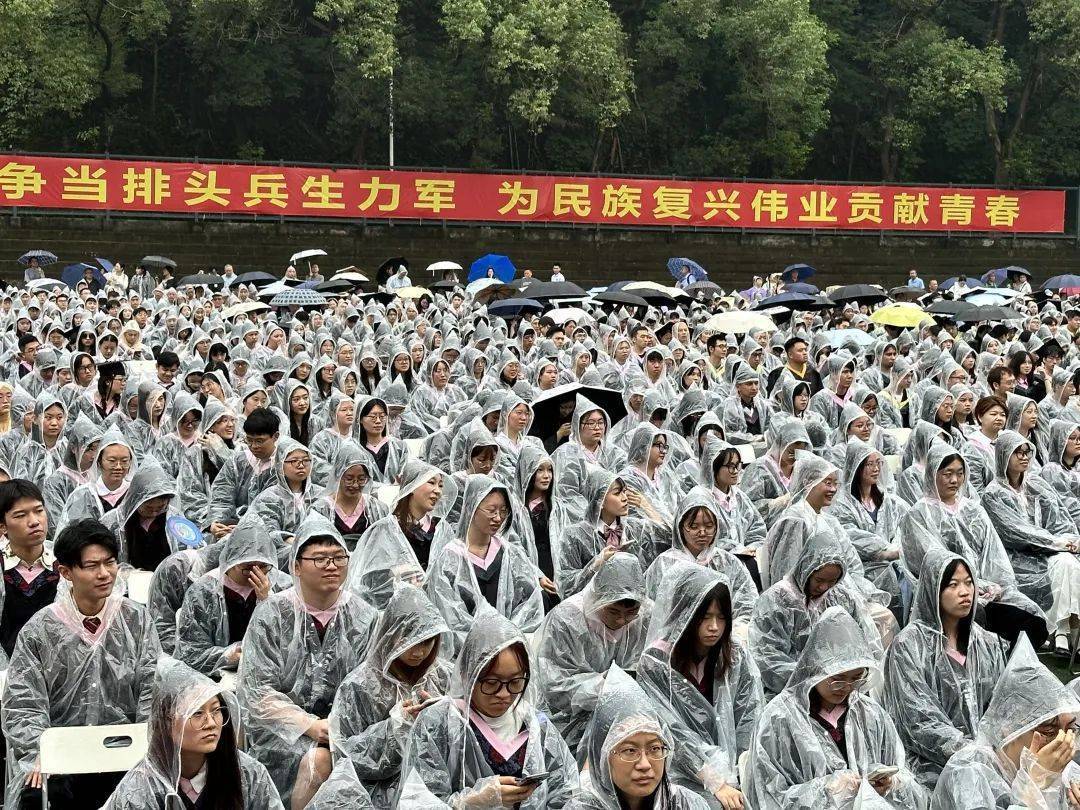 那个满山坡找网备战高考的女孩 大学毕业啦