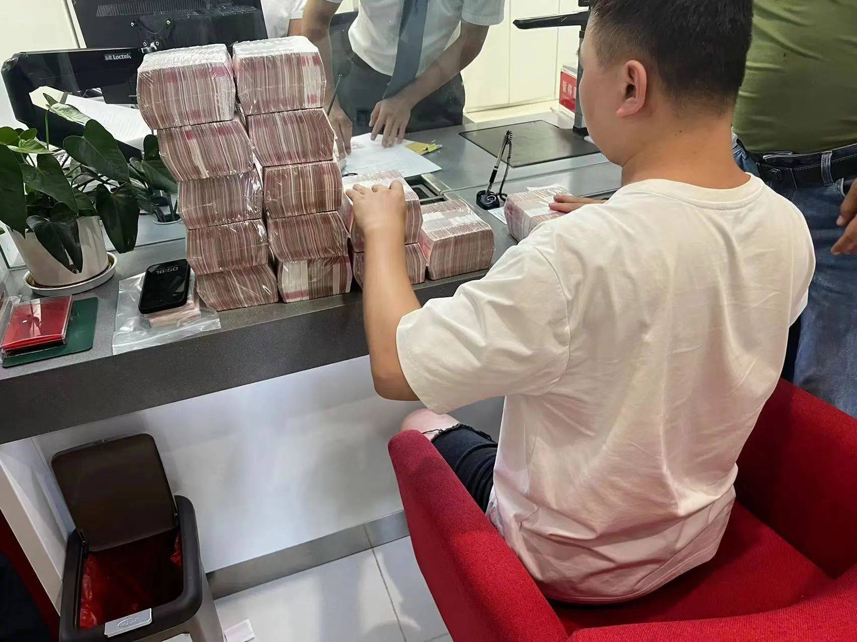 民警在线“卧底”，交易继续……