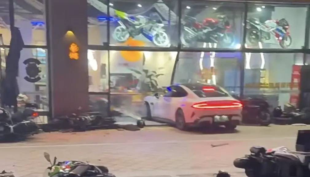 男子买新车后在群里炫耀被嘲<strong></p>
<p>货币走势图</strong>,持刀杀害一男子后开车撞向咖啡店?警方通报