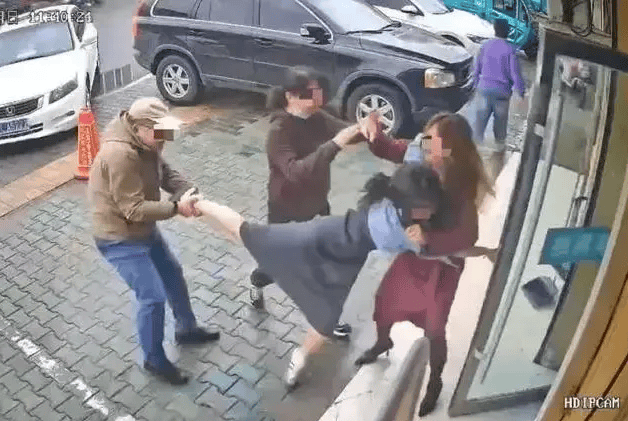 公职夫妻因挪车将女子打骨折<strong></p>
<p>货币走势图</strong>,想40万私了?通报来了