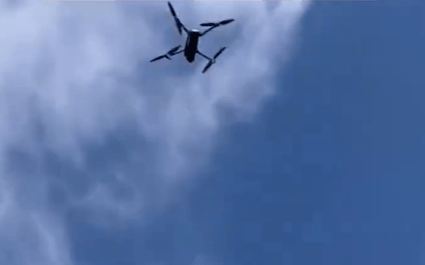 男子在家操控无人机钓鱼<strong></p>
<p>900货币</strong>,当天就钓上十几条,当事人:不要轻易尝试,已被鱼拉下水十几个无人机