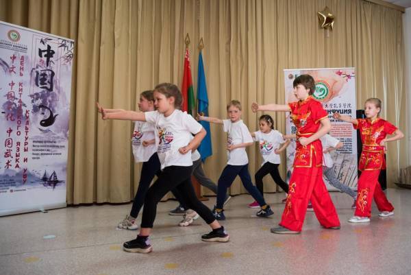 阿丽娜：每三个白俄罗斯人<strong></p>
<p>900货币</strong>，就有一个拥有华为电脑和小米手机