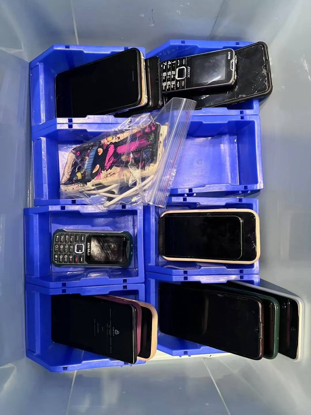 广州南站:900多台手机无人认领<strong></p>
<p>900货币</strong>!12306可查询