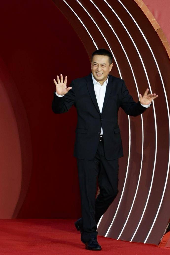 自媒体曝54岁张嘉益离婚<strong></p>
<p>双货币套利</strong>,为了躲妻子宁愿多在外工作,张嘉益工作室:假得离谱!