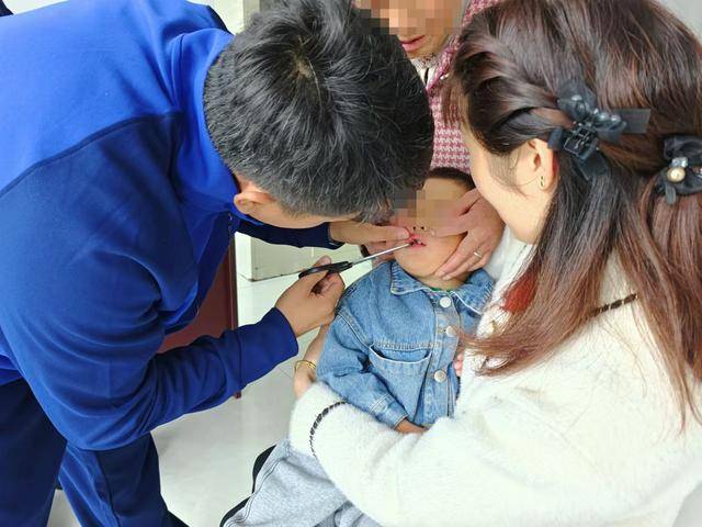 北京五岁男童把鱼钩放进嘴<strong></p>
<p>双货币套利</strong>,家长发现抱着孩子直奔消防站