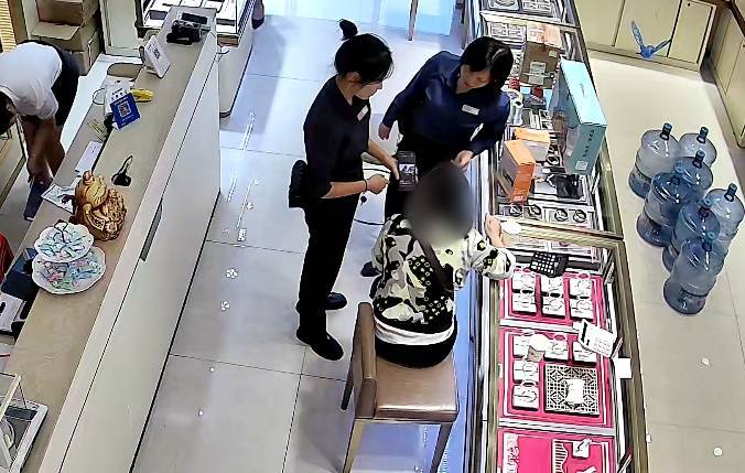 柳州女子到柳南万达买3万元黄金<strong></p>
<p>债券交易单位</strong>，不挑款不问价，店员吓到报警！