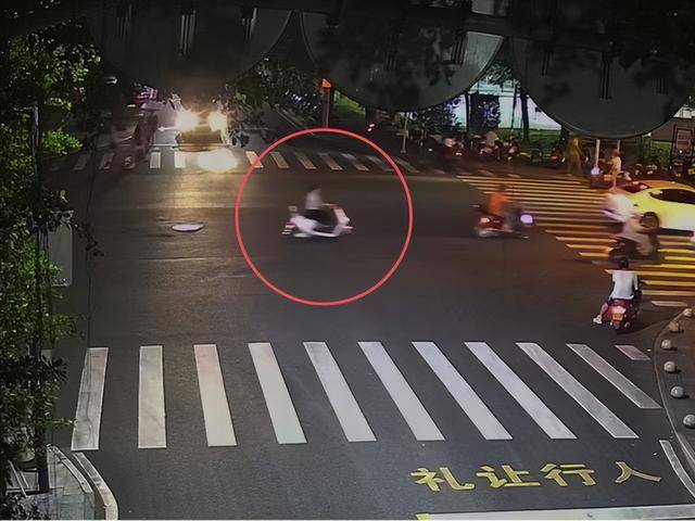 一女子肇事逃逸后仍去逛街<strong></p>
<p>币币钱包</strong>,被抓后竟称:是路人劝我走的