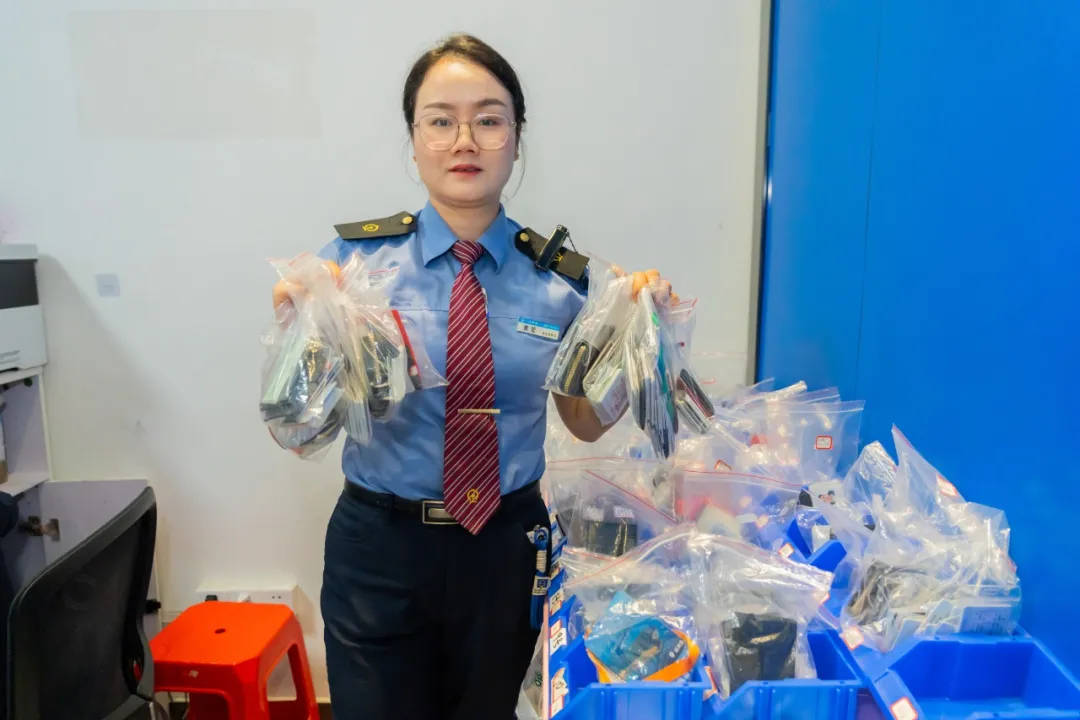 6天捡1000张身份证<strong></p>
<p>币币钱包</strong>!高铁站工作人员回应