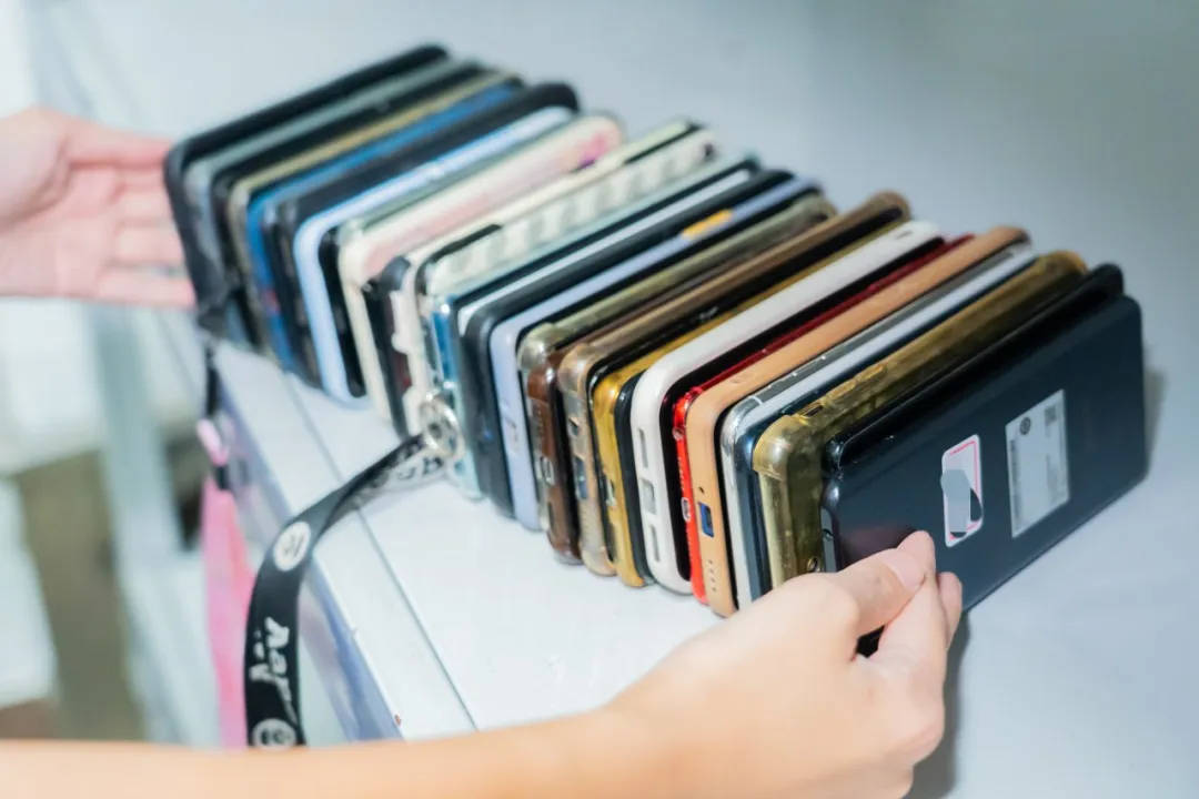 6天捡1000张身份证<strong></p>
<p>币币钱包</strong>!高铁站工作人员回应