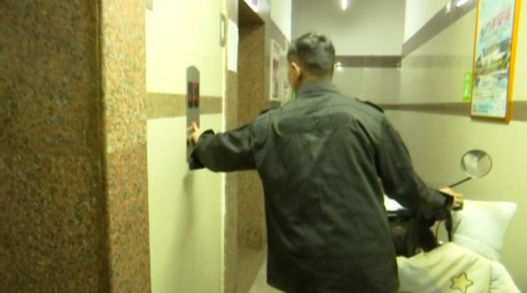 拒绝电动车乘电梯上楼<strong></p>
<p>币币钱包</strong>！昆明一小区阻车神器“上岗”