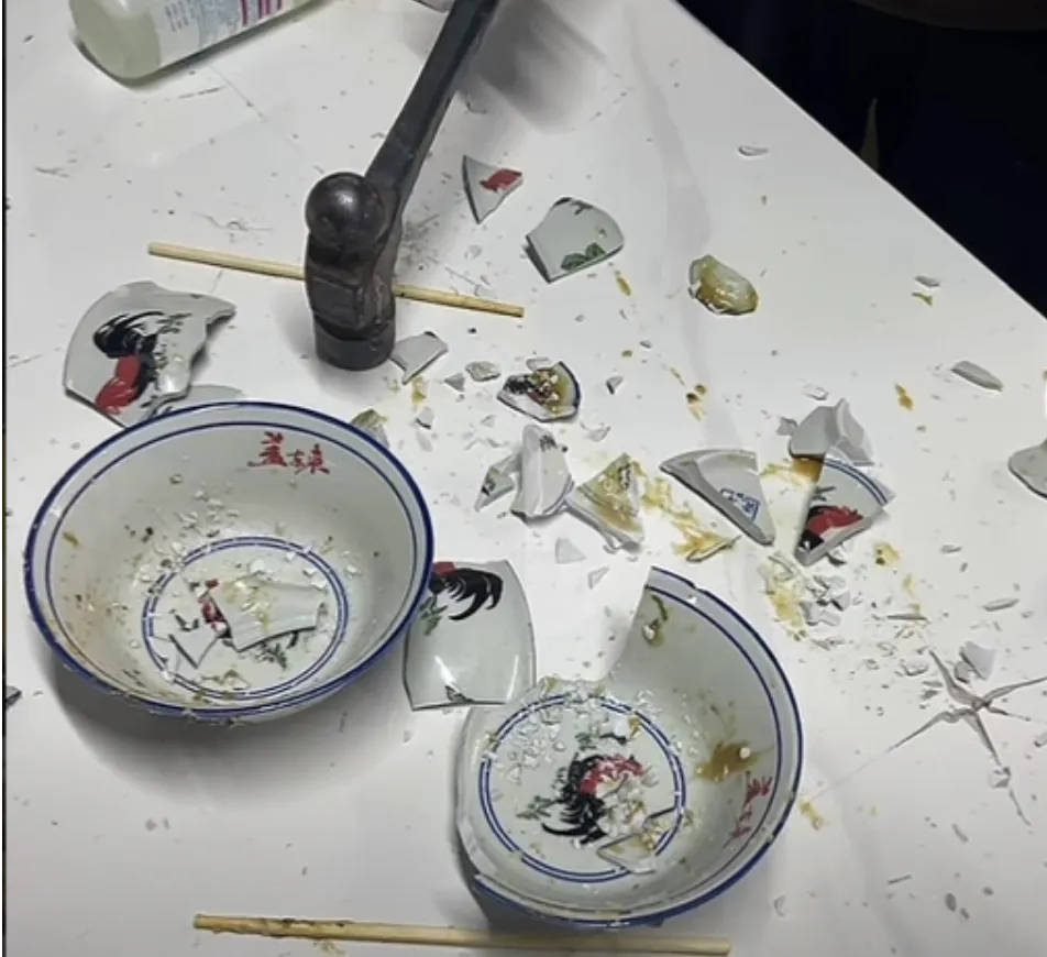 网红夫妇被传有传染病<strong></p>
<p>炒币技巧</strong>，餐馆砸餐具撇清？官方回应