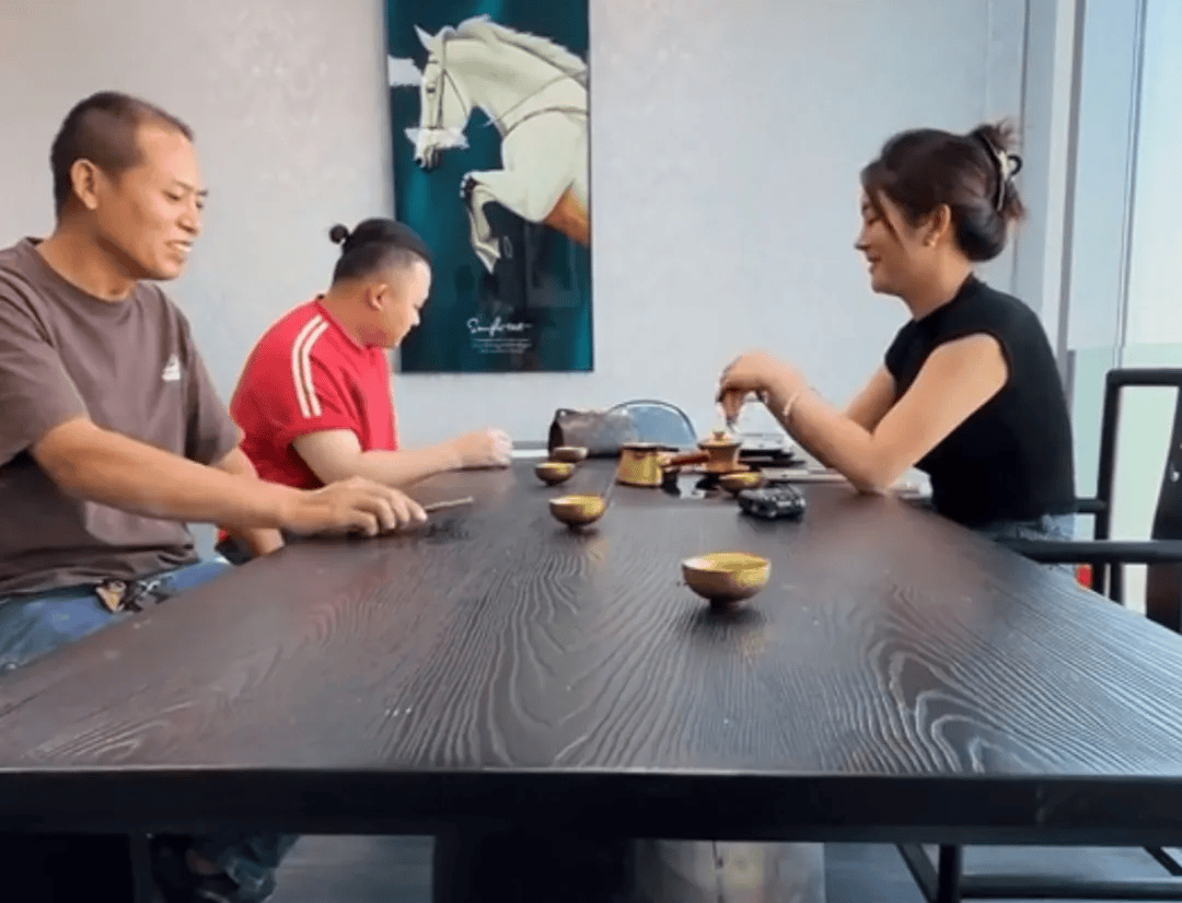 被撞劳斯莱斯车主:不需要货车司机赔偿