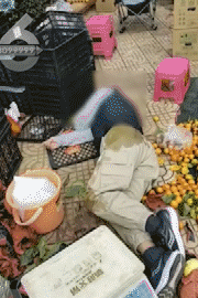 昆明一老人赶集摔倒压坏水果摊!中午就带着家属找来了<strong></p>
<p>数字币交易</strong>,摊主慌了……
