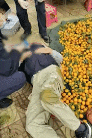 昆明一老人赶集摔倒压坏水果摊!中午就带着家属找来了<strong></p>
<p>数字币交易</strong>,摊主慌了……
