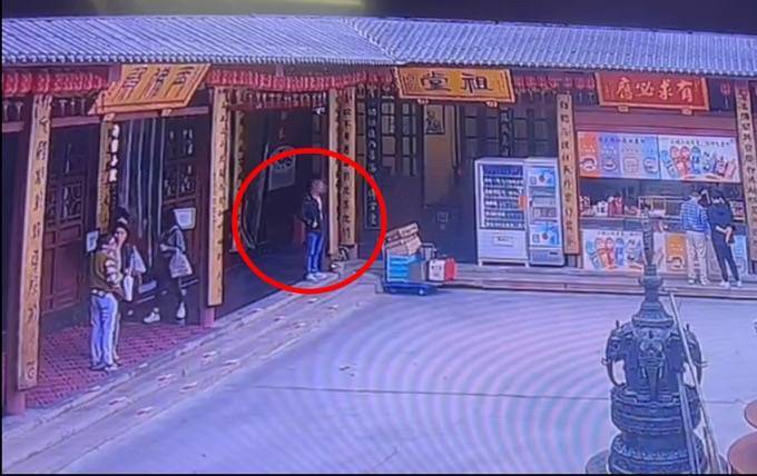 自制缠满双面胶的铁片<strong></p>
<p>以特币</strong>,男子在寺庙内盗窃功德箱被行拘