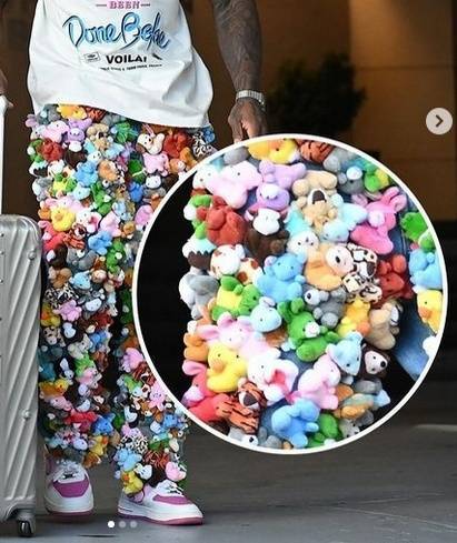 “打破时尚常规”<strong></p>
<p>以特币</strong>，美国一男子将200多个毛绒玩具缝在牛仔裤上