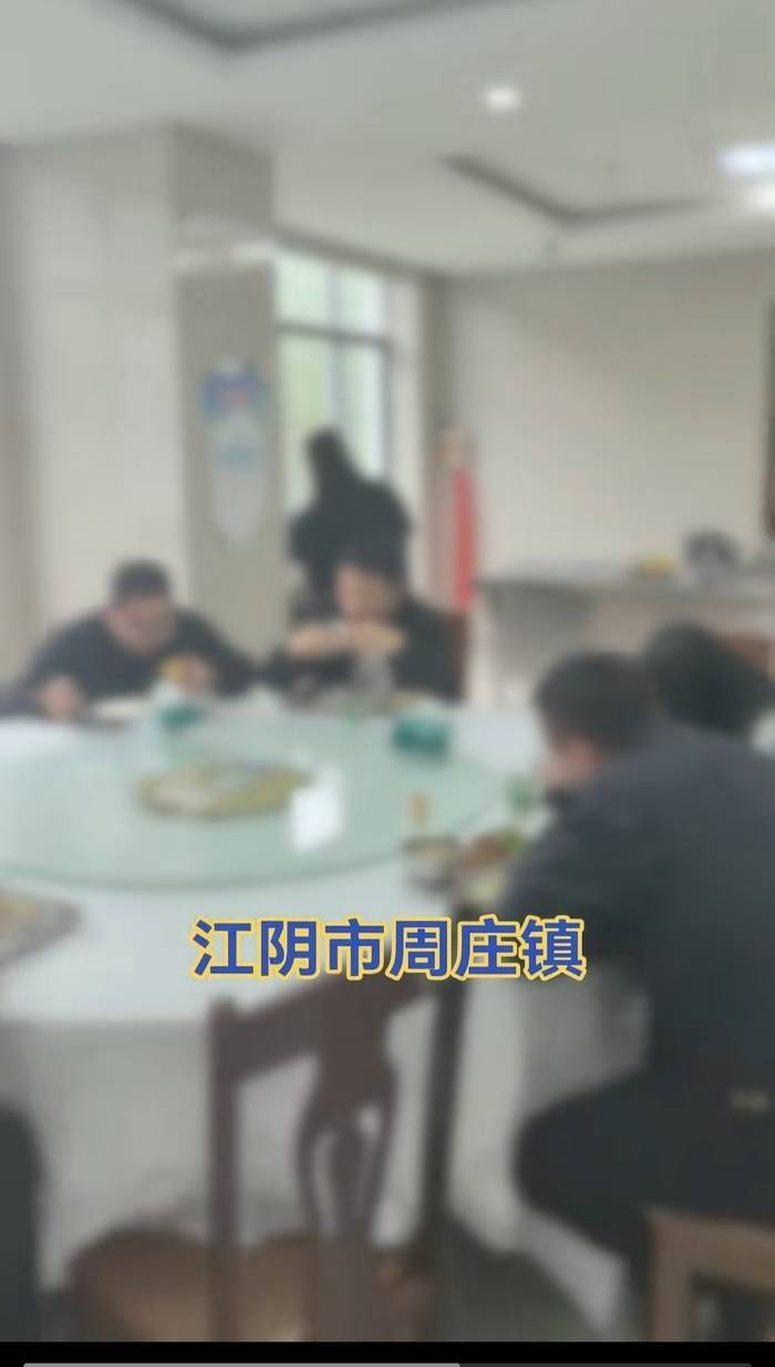江苏一办事大厅工作人员未到下班时间就离岗吃饭<strong></p>
<p>买软件</strong>?镇政府:在核实中