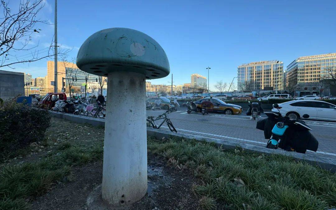 北京街头2米高神秘“蘑菇”<strong></p>
<p>币交易软件</strong>,你见过吗?网友大胆猜想……