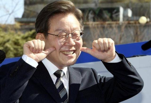 执政党捏着鼻子要“保尹”<strong></p>
<p>币交易软件</strong>,尹锡悦的总统宝座,将由8个人决定