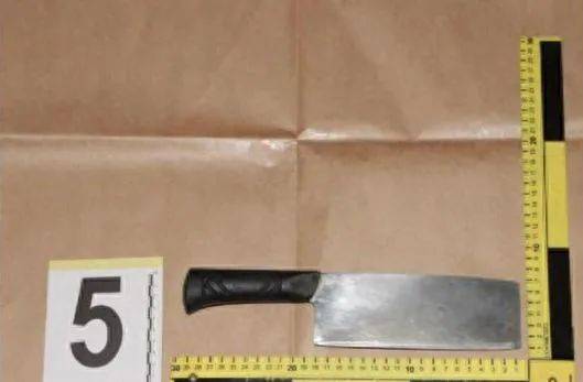 男子看监控发现妻子出轨<strong></p>
<p>币币账户</strong>，怒气冲冲回家抓现行，举起菜刀……