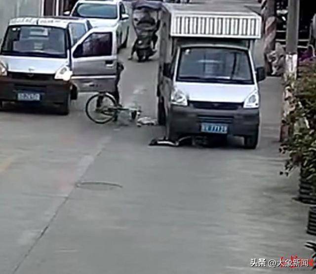 男孩骑单车遭遇“开门杀”<strong></p>
<p>币币账户</strong>,摔倒后又被小货车碾压 广东汕头有关部门:及时送医,无生命危险