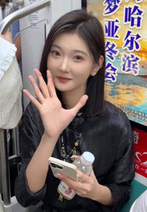 女孩身高2米26貌美如花<strong></p>
<p>货币定价</strong>，妈妈天天发愁：白长这么漂亮，没人敢追