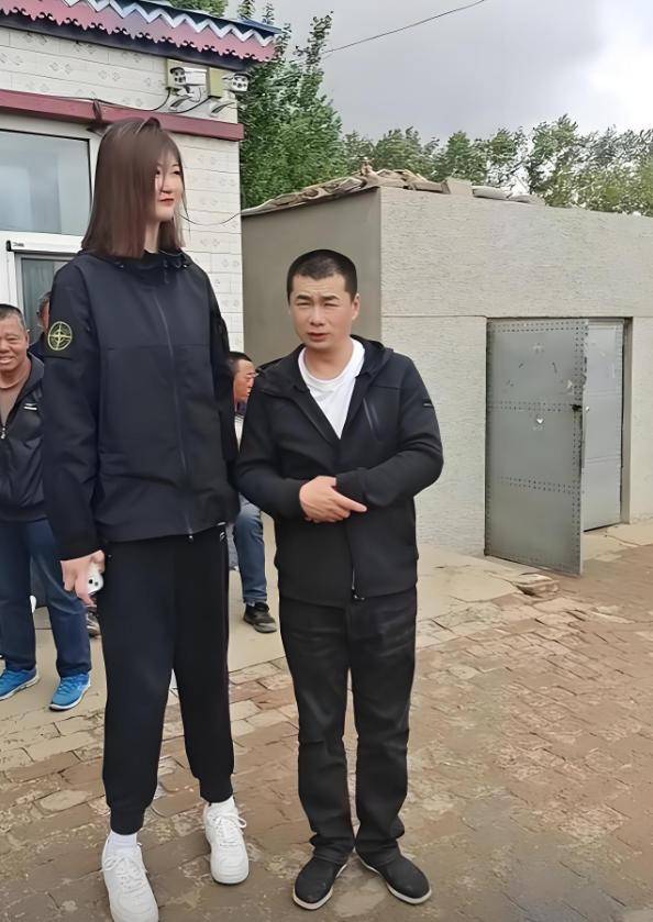 女孩身高2米26貌美如花<strong></p>
<p>货币定价</strong>，妈妈天天发愁：白长这么漂亮，没人敢追