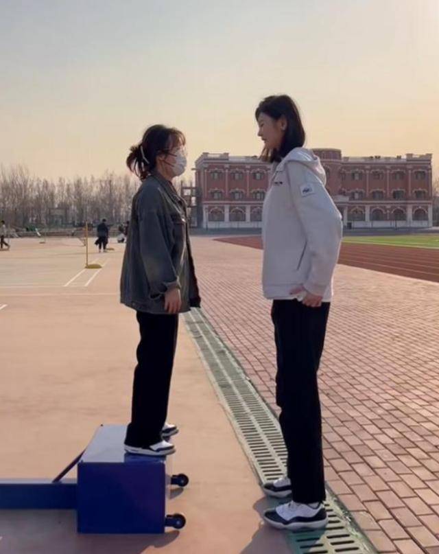 女孩身高2米26貌美如花<strong></p>
<p>货币定价</strong>，妈妈天天发愁：白长这么漂亮，没人敢追