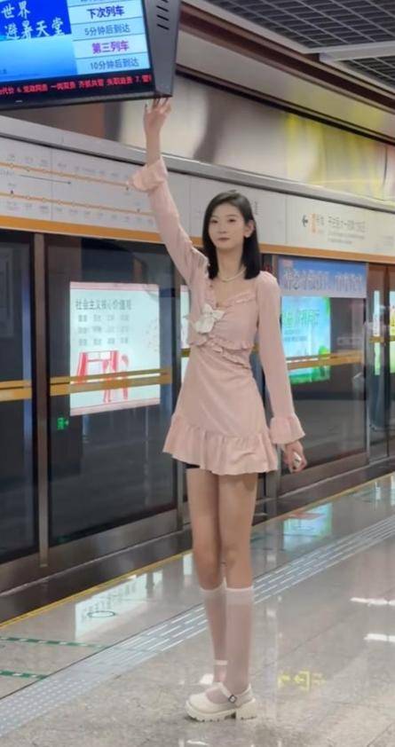 女孩身高2米26貌美如花<strong></p>
<p>货币定价</strong>，妈妈天天发愁：白长这么漂亮，没人敢追