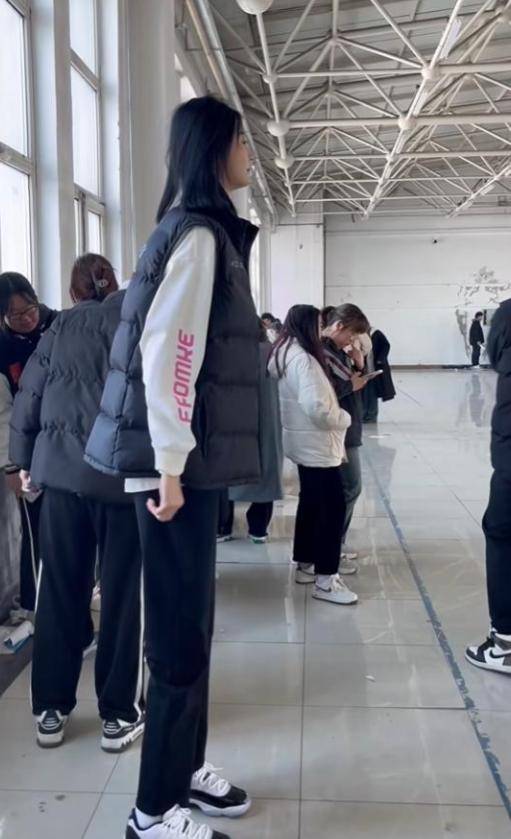 女孩身高2米26貌美如花<strong></p>
<p>货币定价</strong>，妈妈天天发愁：白长这么漂亮，没人敢追