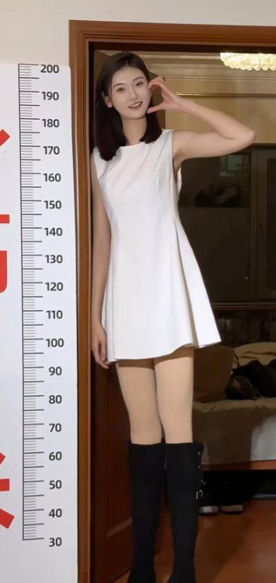 女孩身高2米26貌美如花<strong></p>
<p>货币定价</strong>，妈妈天天发愁：白长这么漂亮，没人敢追