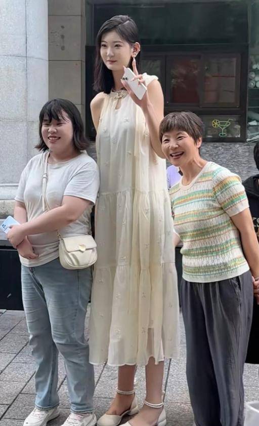 女孩身高2米26貌美如花<strong></p>
<p>货币定价</strong>，妈妈天天发愁：白长这么漂亮，没人敢追