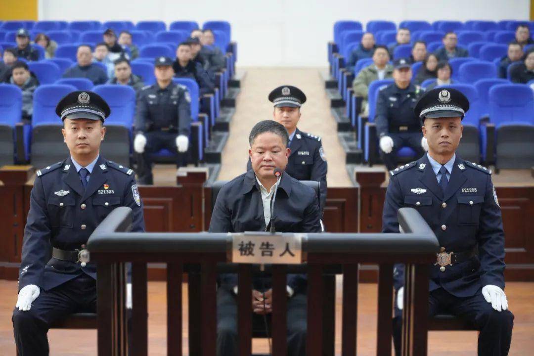 贵州省委政法委原副书记刘文新一审被判死缓 细节披露:逃避安检带25把管制刀具上飞机