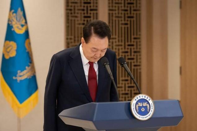 法院下达“最后通牒”<strong></p>
<p>货币互换合约</strong>,连抓人带抄家,尹锡悦还能垂死挣扎一下?