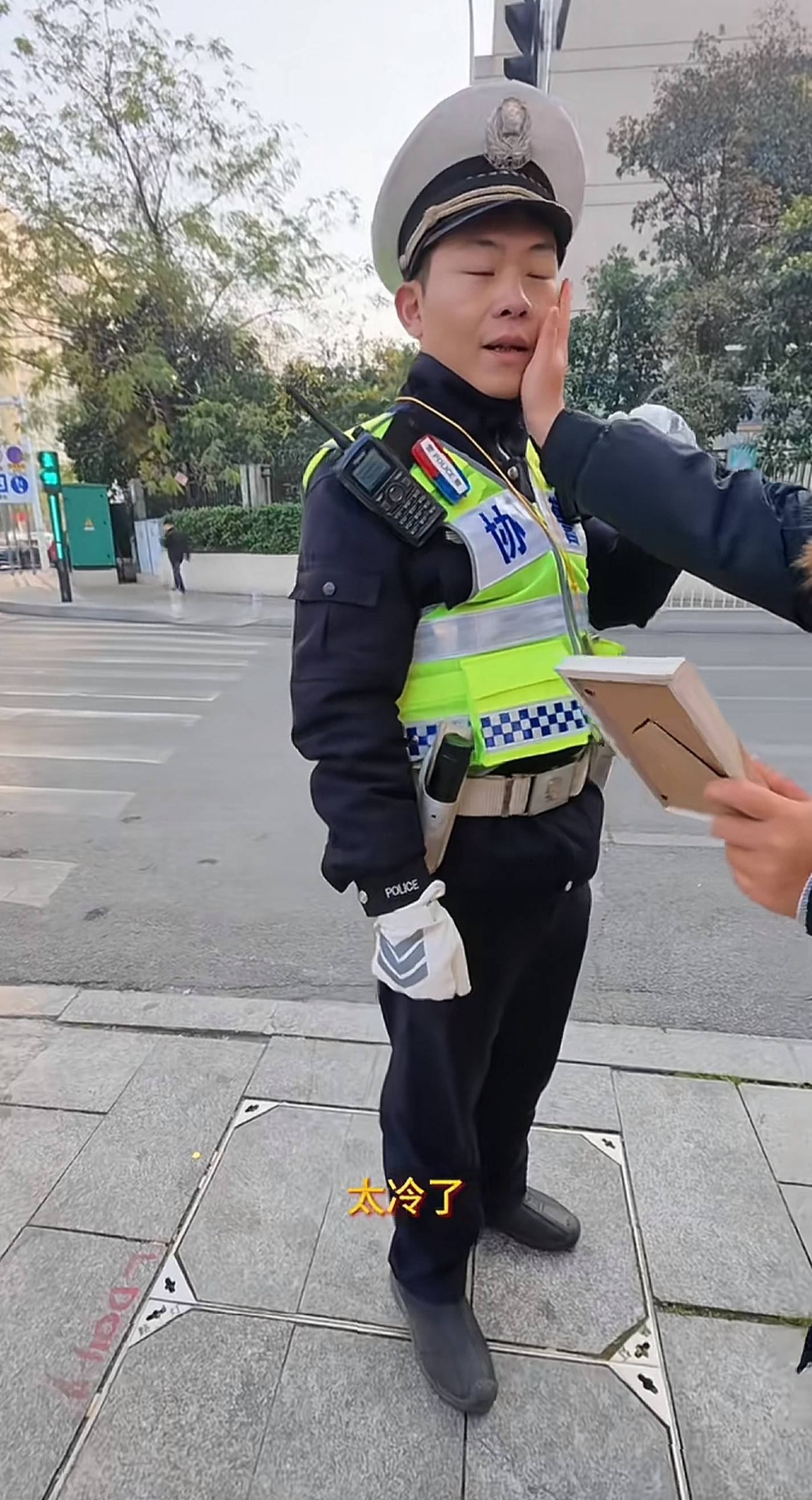 “原来你这么棒啊！”长沙协警执完勤被妻子宠溺“摸脸杀”<strong></p>
<p>货币特征</strong>，摄影师拍下幸福一刻