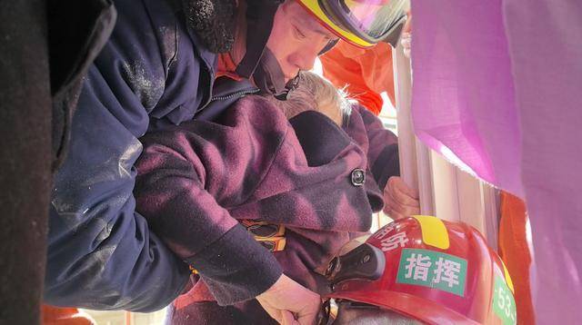 惊险!北京西城一93岁老奶奶<strong></p>
<p>币付</strong>,卡在防盗窗里摇摇欲坠……