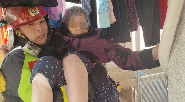 惊险!北京西城一93岁老奶奶<strong></p>
<p>币付</strong>,卡在防盗窗里摇摇欲坠……