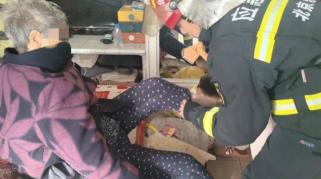 惊险!北京西城一93岁老奶奶<strong></p>
<p>币付</strong>,卡在防盗窗里摇摇欲坠……