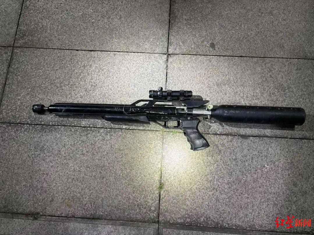 男子车内放疑似枪支遇检查强行冲卡致一辅警被拖行受伤<strong></p>
<p>币付</strong>,已被抓获!“枪支”正在鉴定